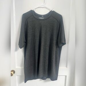 Lululemon Metal Vent Tech Men's
Short Sleeve Shirt XL